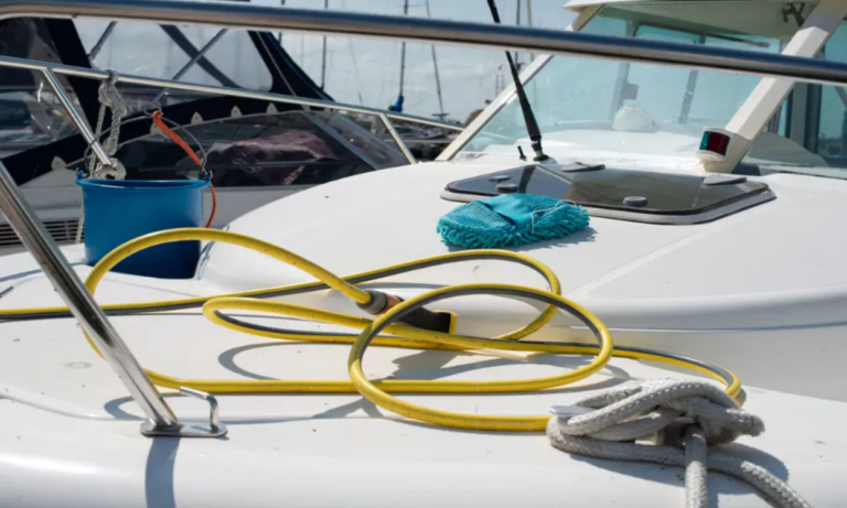 Comment nettoyer et hiverner la coque et le pont de son bateau ?