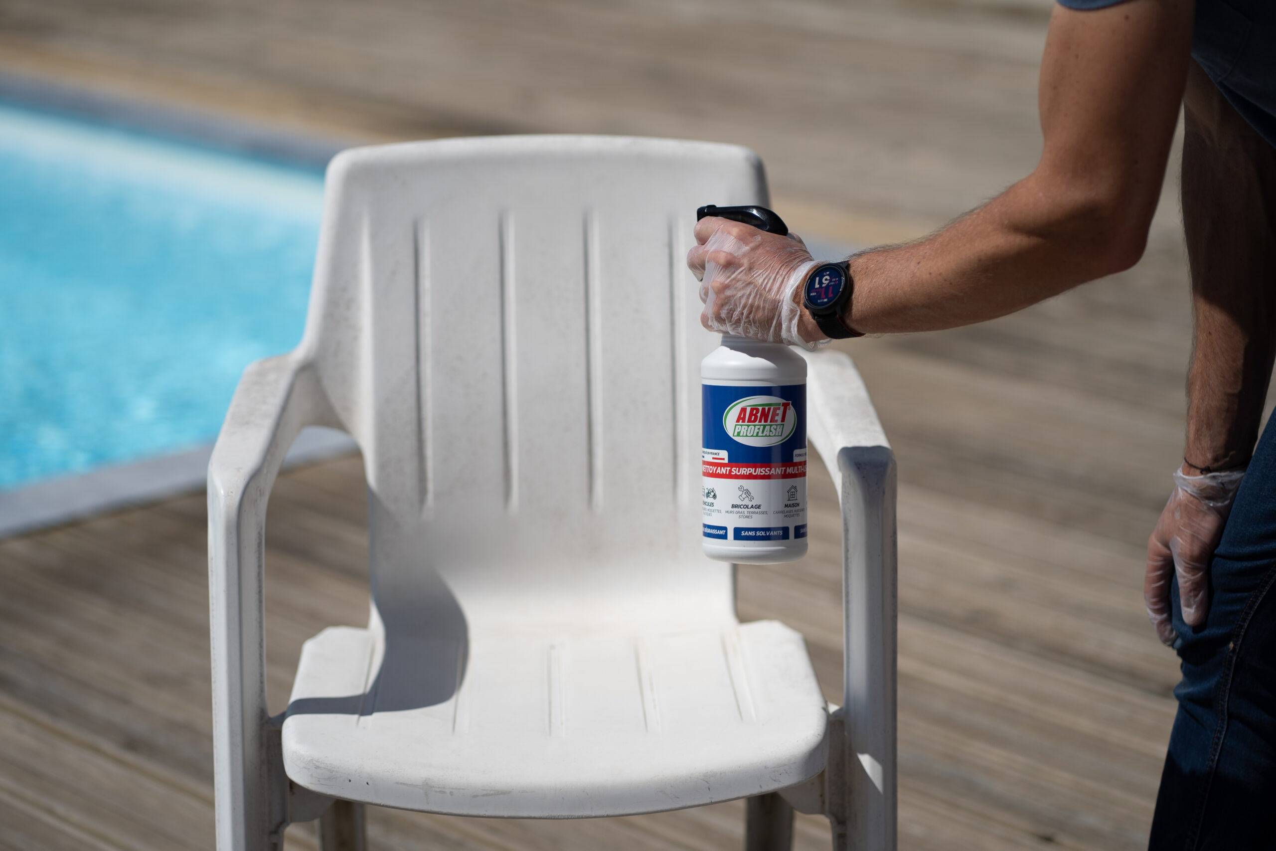 Application du nettoyant multi-usages ABNET Proflash sur une chaise de jardin en plastique avant le stockage d'hiver.